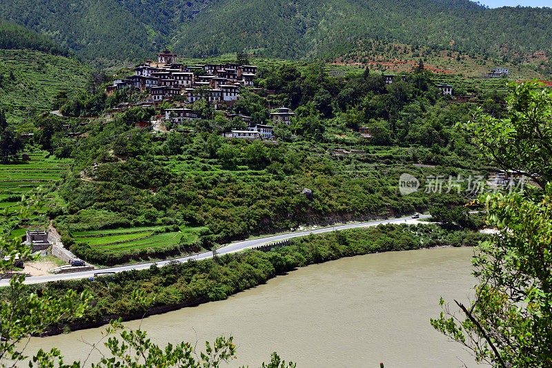 不丹廷布地区的rinchhenang村，公路和Puna Tsang Chhu河